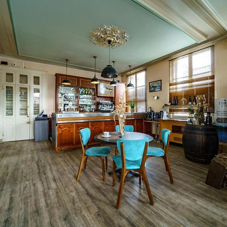 Logis Le Grand Hotel Château-du-Loir Esterno foto